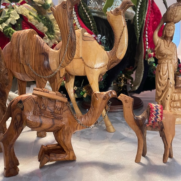 Bundle of hand craft olivewood camels, and ladies figure - Picture 2 of 6